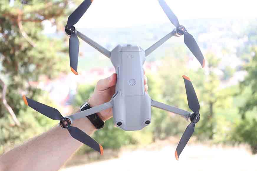 Die Rotorblätter der DJI Air 2S haben einen orangen Farbakzent.
